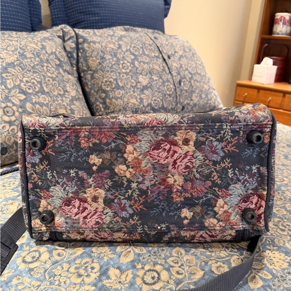 Floral Tapestry travel Bag - Picture 5 of 9